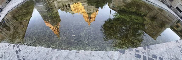 Reflektioner Vattnet Vid Solnedgången Katedralen Toledo Damm — Stockfoto