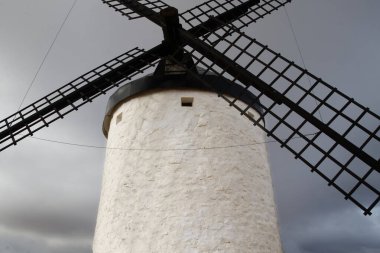 İspanya, Toledo 'daki Consuegra değirmenlerinin fotoğrafı.,
