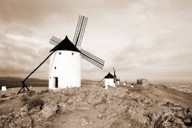 İspanya, Toledo 'daki Consuegra değirmenlerinin eski tarz fotoğrafı.,