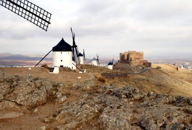 İspanya, Toledo 'daki Consuegra değirmenlerinin fotoğrafı.,