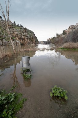 İspanya, Toledo 'dan geçen Tagus Nehri' nin yükseliş görüntüsü,