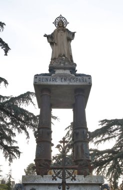 İsa heykeli, dört bronz top destekli bir platforma tünemişti.