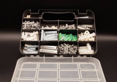 Vidalar ve onarım, inşaat işleri ve reformlarda kullanılan küçük parçalar için plastik malzemeden yapılmış mini alet kutusunun fotoğrafçılığı,