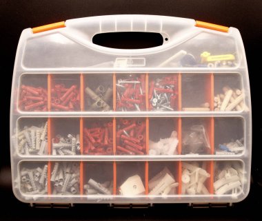 Vidalar ve onarım, inşaat işleri ve reformlarda kullanılan küçük parçalar için plastik malzemeden yapılmış mini alet kutusunun fotoğrafçılığı,