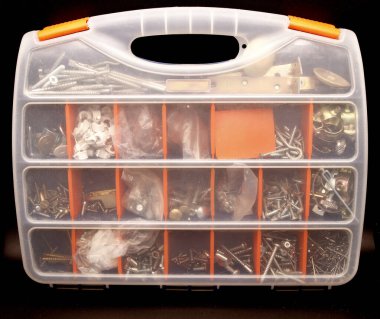 Vidalar ve onarım, inşaat işleri ve reformlarda kullanılan küçük parçalar için plastik malzemeden yapılmış mini alet kutusunun fotoğrafçılığı,