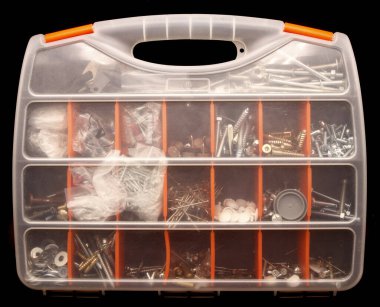 Vidalar ve onarım, inşaat işleri ve reformlarda kullanılan küçük parçalar için plastik malzemeden yapılmış mini alet kutusunun fotoğrafçılığı,