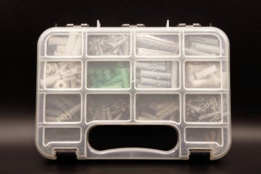 Vidalar ve onarım, inşaat işleri ve reformlarda kullanılan küçük parçalar için plastik malzemeden yapılmış mini alet kutusunun fotoğrafçılığı,