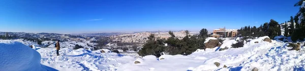 Панорамная Фотография Туриста Смотрящего Снежный Пейзаж Города Толедо Кастилья Манча — стоковое фото