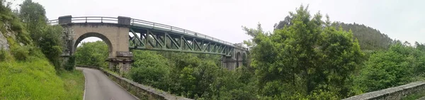 西班牙阿斯图里亚斯普恩河上铁路桥全景 — 图库照片