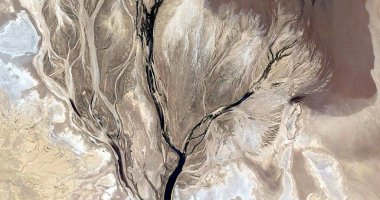  Afrika çöllerinin havadan soyut fotoğrafçılığı. Çöl manzaralarının havadan görünüşü, 