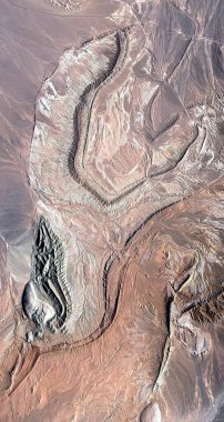   Afrika çöllerinin havadan gelen dikey soyut fotoğrafçılığı, çöl manzaralarının havadan görünüşü, Tür: Soyut doğalcılık, soyuttan mecazlara,