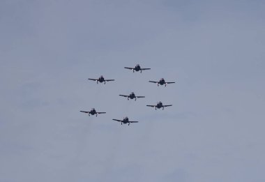 Hava akrobasi sergisi düzenleyen uçaklar, Kartal devriyesi, San Javier Üssü, Murcia, İspanya. 