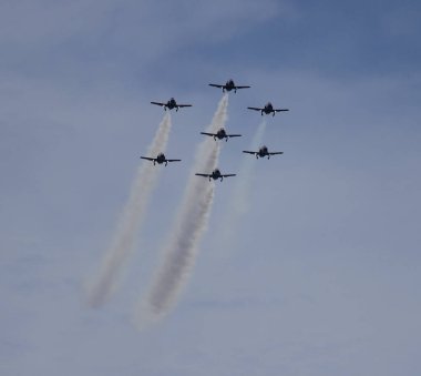 Hava akrobasi sergisi düzenleyen uçaklar, Kartal devriyesi, San Javier Üssü, Murcia, İspanya. 