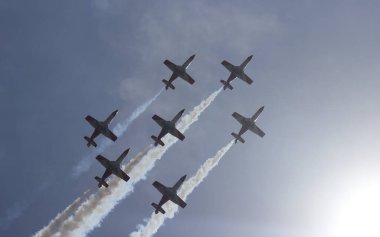 Hava akrobasi sergisi düzenleyen uçaklar, Kartal devriyesi, San Javier Üssü, Murcia, İspanya. 