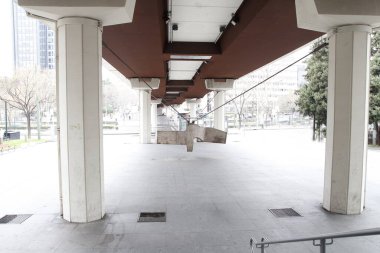 Madrid, Espaa, Müzenin yalnızlığı, Chillida Heykeli, kıyıya vurmuş siren, sokaktaki insanların yokluğunun tarihçesi.