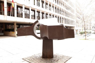 Müzenin yalnızlığı, Chillida Heykeli, buluşma yeri 2, Covid-19 tarafından hapsedildiği için sokaktaki insanların yokluğunun günlüğü.