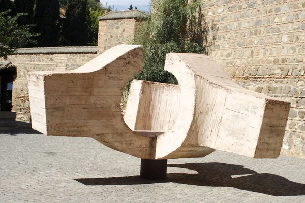 在西班牙托莱多阿方索六世广场与Eduardo Chillida的雕塑 会合点V — 图库照片