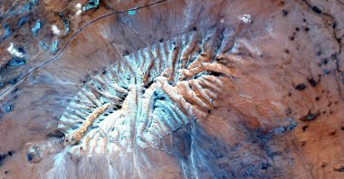  Afrika çöllerinin havadan soyut fotoğrafçılığı. Çöl manzaralarının havadan görünüşü, 