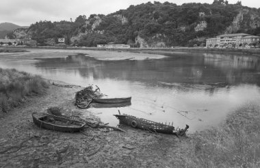 Hüzünlü son, sular çekildiğinde ortaya çıkan tekneler, siyah beyaz sanat fotoğrafçılığı, Ribadesella, Asturias, İspanya,