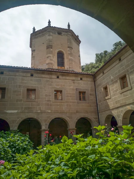 スペインカンタブリア州サント トリビオ リアーナ修道院の回廊 — ストック写真