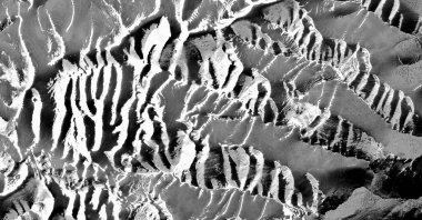 Siyah ve beyaz fotoğraf, Afrika çöllerinin gökyüzünden görünen manzaralarının soyut fotoğrafları.,