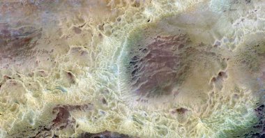  Afrika çöllerinin havadan soyut fotoğrafçılığı. Çöl manzaralarının havadan görünüşü