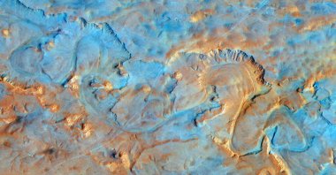  Afrika çöllerinin havadan soyut fotoğrafçılığı. Çöl manzaralarının havadan görünüşü