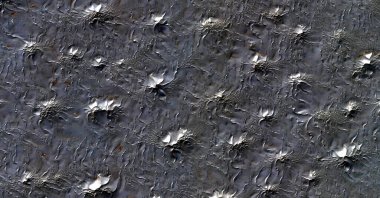    Afrika çöllerinin havadan soyut fotoğrafçılığı. Çöl manzaralarının havadan görünüşü, 