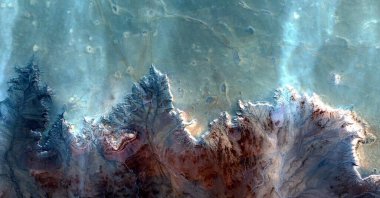    Afrika çöllerinin havadan soyut fotoğrafçılığı. Çöl manzaralarının havadan görünüşü, 