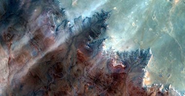    Afrika çöllerinin havadan soyut fotoğrafçılığı. Çöl manzaralarının havadan görünüşü, 