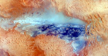   Afrika çöllerinin havadan soyut fotoğrafçılığı. Çöl manzaralarının havadan görünüşü, 