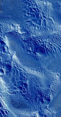 Afrika çöllerinin havadan gelen dikey soyut fotoğrafçılığı, çöl manzaralarının havadan görünüşü, Tür: Soyut doğalcılık, soyuttan mecazlara,