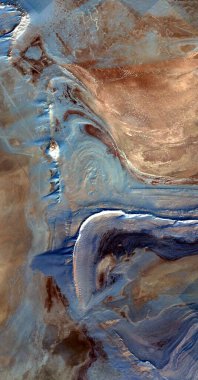 Afrika çöllerinin havadan gelen dikey soyut fotoğrafçılığı, çöl manzaralarının havadan görünüşü, Tür: Soyut doğalcılık, soyuttan mecazlara,