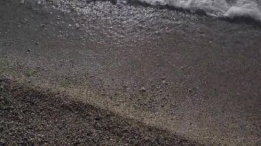 Arjantin 'deki Patagonya gölünün berrak suyu