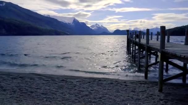 Lago Patagónico Con Montañas Nevadas Fondo Cielo Nublado — Vídeos de Stock