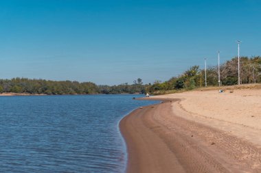 Güneşli gün batımı sakin sularla ıssız nehir sahillerinde ve Arjantin 'in arka planında adaların silueti