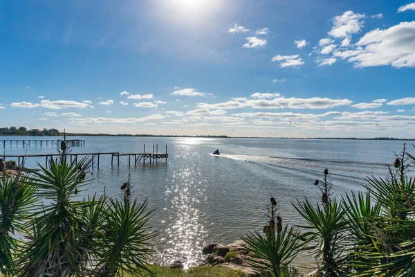 Quiet Lagoon Sunset Small Abandoned Pier Birds Resting Its Trunks — Stock Photo, Image