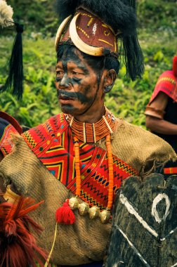 Renkli yüzü olan adam