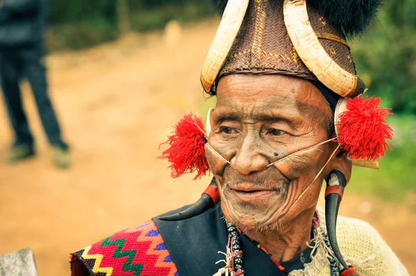 İhtiyar fişler içinde ears ile