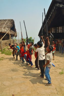 Genç savaşçılar Nagaland, Hindistan'da dans