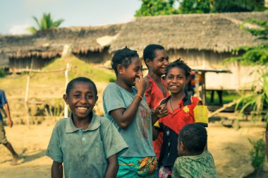 Neşeli gülümsüyor çocuklar