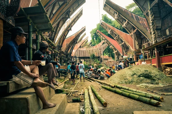 Pessoas e troncos de bambu — Fotografia de Stock