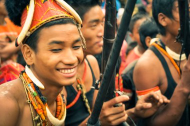 Nagaland Hindistan'da dans eden çocuk