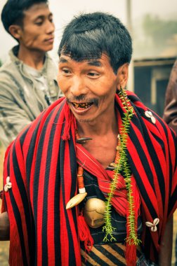 Çizgili eşarp adamla