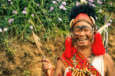 Balta ile gülümseyen adam