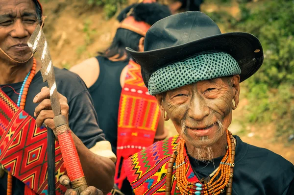 Usmívající se muž s černým kloboukem — Stock fotografie