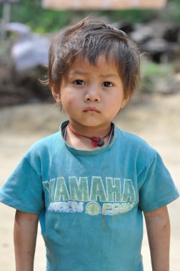 Mavi tişörtlü çocuk