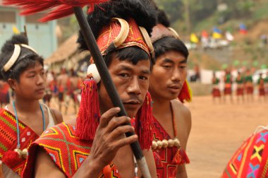 Renkli kostümlü adam