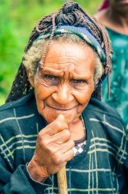 Kaşlarını çatma yaşlı kadın