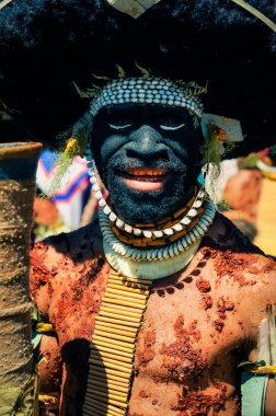 şapka ile gülümseyen adam